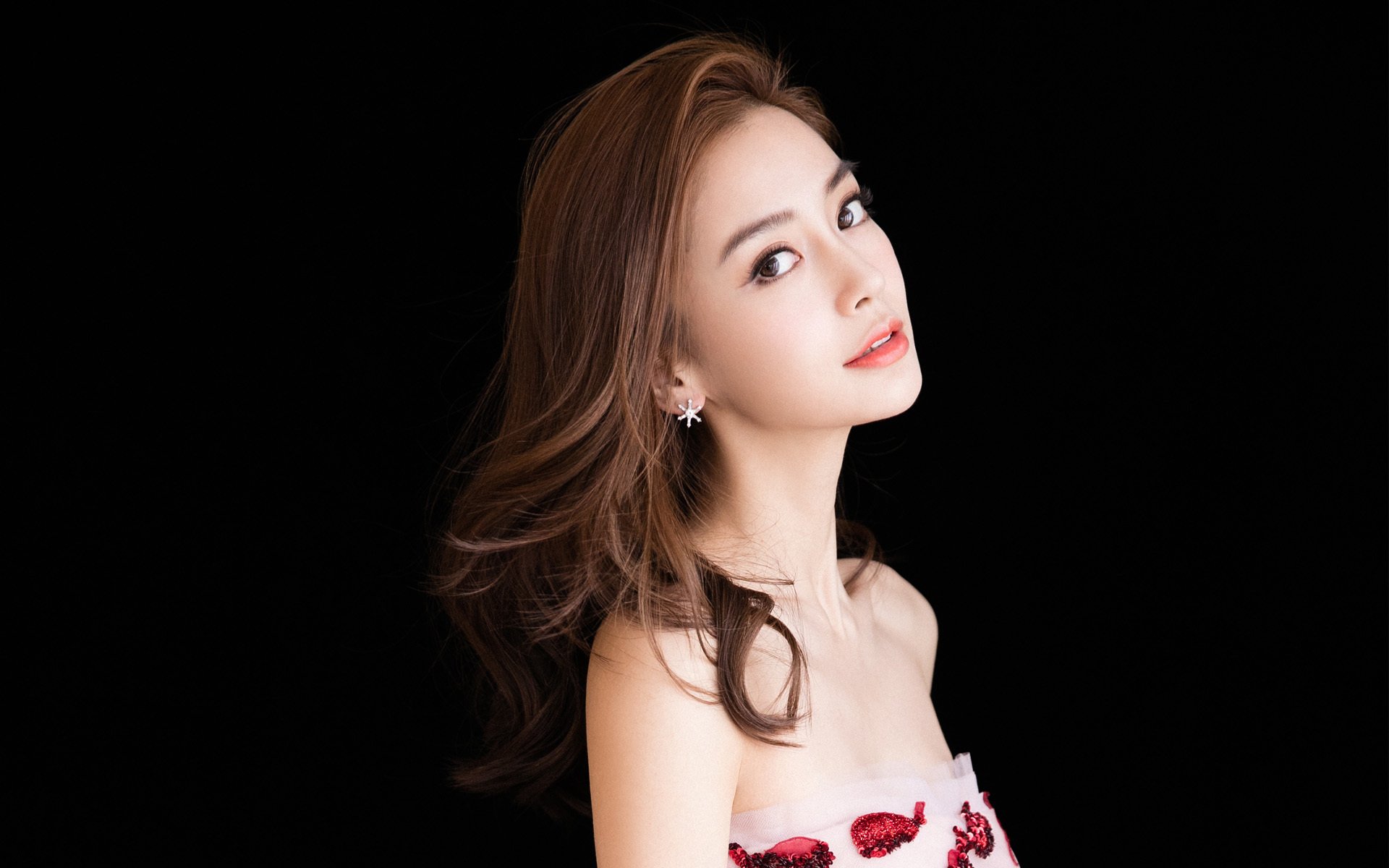 FB体育下载-超级对决精彩上演，球员们在场上全力以赴，超级对战宣传片